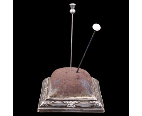 A Belle Epoque siler hat pin stand, 6 cm x 6 cm