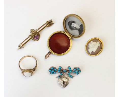 A selection of Victorian and later jewellery, to include an Edwardian 9ct gold amethyst and seed pearl set bar brooch, design