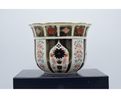 Boxed Royal Crown Derby Old Imari Gardenia Planter / Jardiniere 1128 with shaped edge, 18.5cm diameter.  In good condition wi