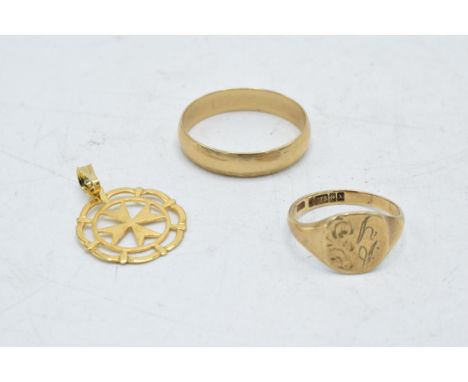 A trio of 9ct gold jewellery to include a wedding band, a signet ring and a pendant (3), 5.3 grams.  