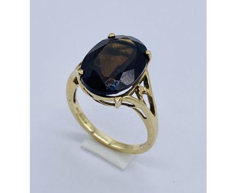 A smoky quartz 9ct gold ring