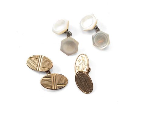 A single 9ct gold double oval chain link cufflink one with engine turned decoration, the other monogram engraved, hallmarked 