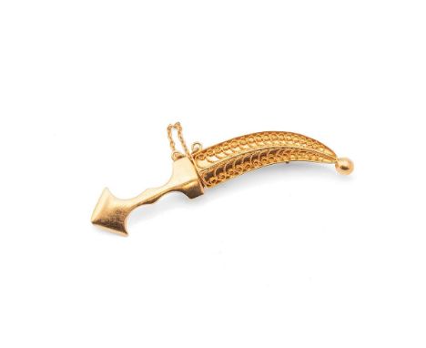 Yellow metal (tests as 18ct gold) jambuya brooch, removes from scabbard, with safety chain, 9.3g, 6.2cm long.