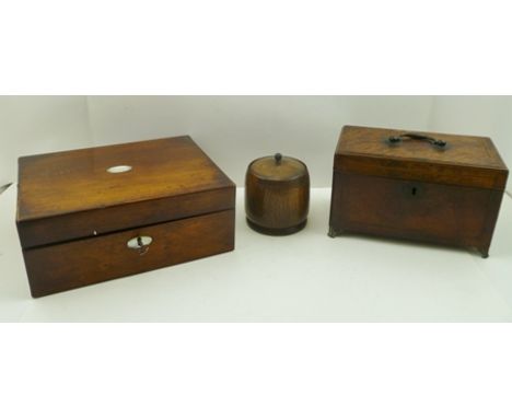 A GEORGIAN MAHOGANY TEA CADDY, fitted handle to cover, opens to reveal three inner compartments, raised on bracket feet, 25cm