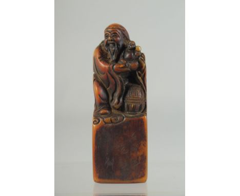 A CHINESE CARVED SOAPSTONE SEAL. 4.5cm.