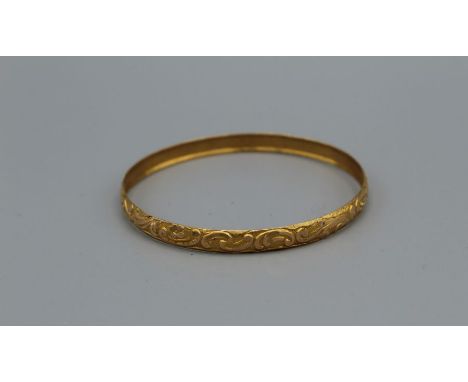 A yellow metal bangle, in the Indian style. Gross weight approximately 7.6gm, tests with KEE testeras in the range of 22-24ct