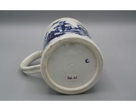 An 18th century Worcester porcelain half pint tankard, decorated underglaze with ' La Peche' and ' La Promenade Chinoise' pat