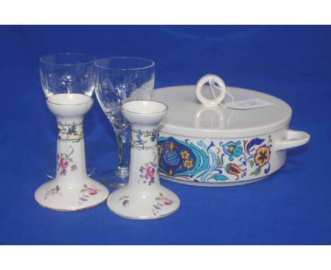 LOT OF MIXED CERAMICS AND GLASS
including a Villeroy & Bosh dish, coffee cups and saucers, floral plates, etc.