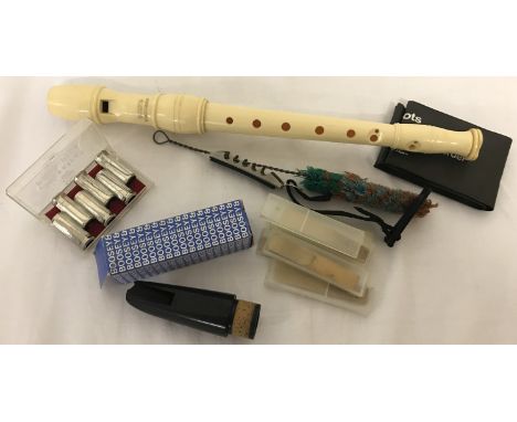  To include: boxed Boosey &amp; Hawkes clarinet mouthpiece, several cased reeds, cased Maestro pitch pipe and a recorder. 