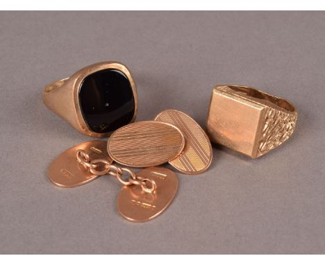 Two 9ct gold gentlemens signet rings and a pair of cufflinks, one ring with onyx tablet, the other plain, the cufflinks with 