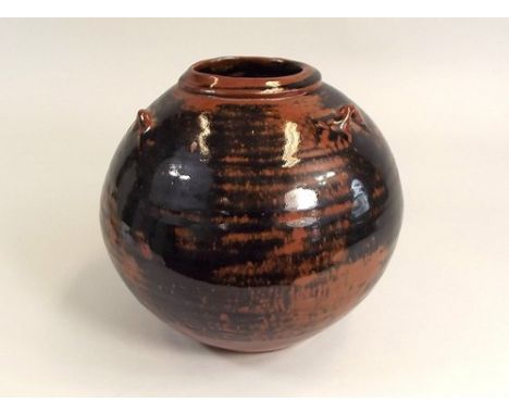 SHIGEYOSHI ICHINO.
A Leach Pottery large globular vase with lugs by Shigeyoshi Ichino. Leach Pottery mark & personal mark. He