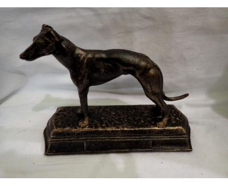 Cast iron greyhound on plinth. L: 22 cm UK P&amp;P Group 2 (£20+VAT for the first lot and £4+VAT for subsequent lots) 