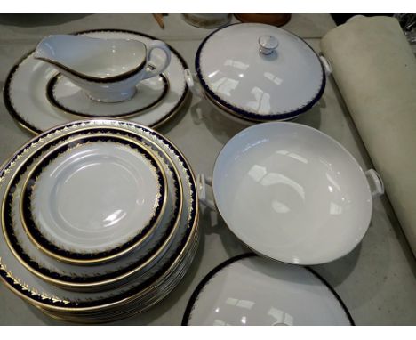 Royal Worcester 'Penshurst' pattern dinnerware of twenty five pieces. Not available for in-house P&amp;P 