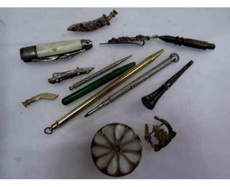 Mixed collectables to include dagger brooches, mother of pearl penknife. UK P&amp;P Group 1 (£16+VAT for the first lot and £2