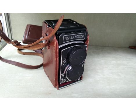 A Rolleicord Vb twin lens reflex camera with leather case and accessories, S/N 2607973 