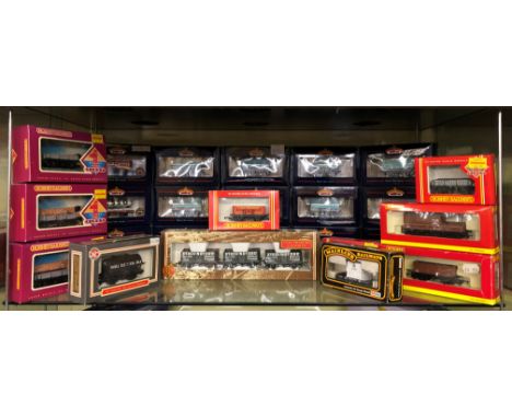 SHELF OF BOXED BACHMAN, HORNBY AND DAROL 00 GAUGE ROLLING STOCK CARRIAGES