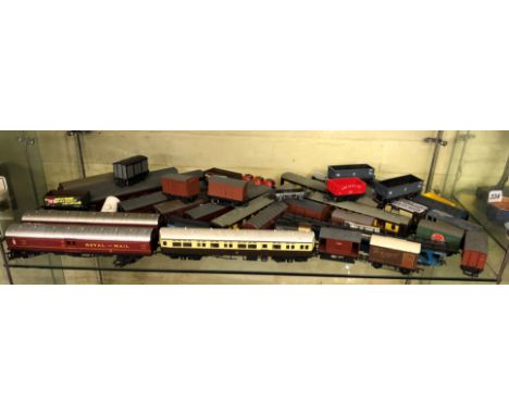 SHELF OF VARIOUS LOOSE 00 GAUGE ROLLING STOCK AND CARRIAGES