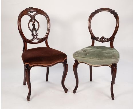 A SET OF FOUR CARVED WALNUTWOOD VICTORIAN STYLE BALLOON BACKED DINING CHAIRS, WITH BUTTON UPHOLSTERED STUFF OVER SEATS, COVER