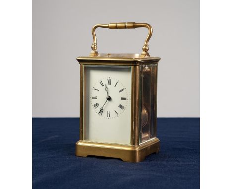 EARLY TWENTIETH CENTURY BRASS CASED REPEATING CARRIAGE CLOCK, of typical form with raised oval glazed top glass and carrying 