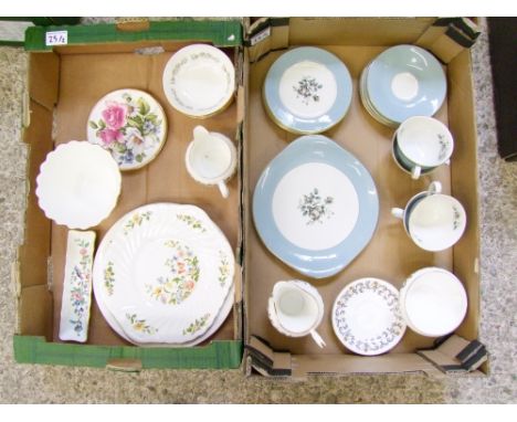 A mixed collection of ceramic items to include  Aynsley Cake plate, Minton Marlow pattern Planter etc (1 tray) 