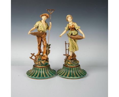 A peasant woman extends one arm while holding a basket, and a peasant man carries a basket and a garden hoe, both on a round 