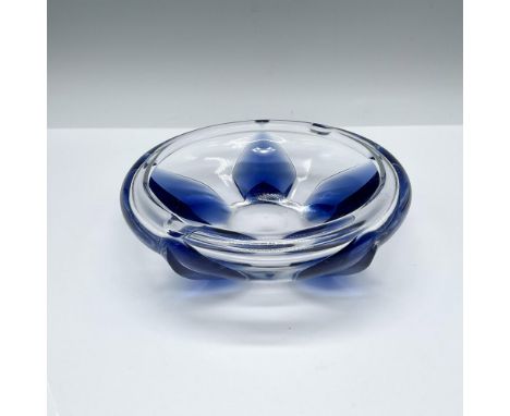 Vintage clear tobacciana tray adorned with blue glass flower petal. Lalique France etched signature on the underside. Dimensi