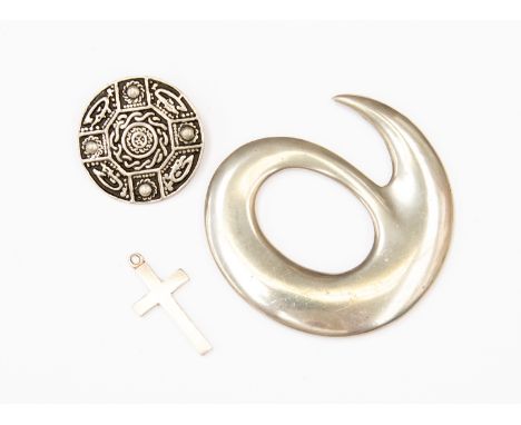 A pewter scarf clip of polished asymmetric form, a pewter Celtic brooch, St John Cornwall and a Victorian silver crucifix (3)