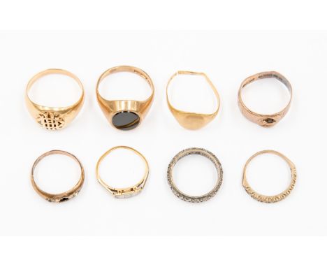 A gentleman's 14k gold ring, 9.1g; an 18ct gold ring (af), 3.5g; an 18ct gold and diamond chip ring, 1.7g; four assorted 9ct 