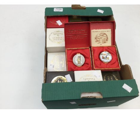 Contemporary enamelled patch and pill boxes, including Crummles, Staffordshire, Leslie Creasey, all boxed, most with certific
