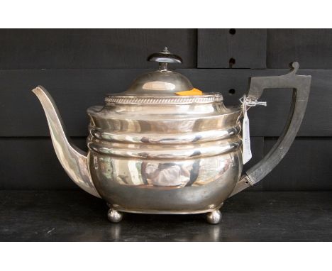 A silver teapot, London 1915, approx 16.61ozt