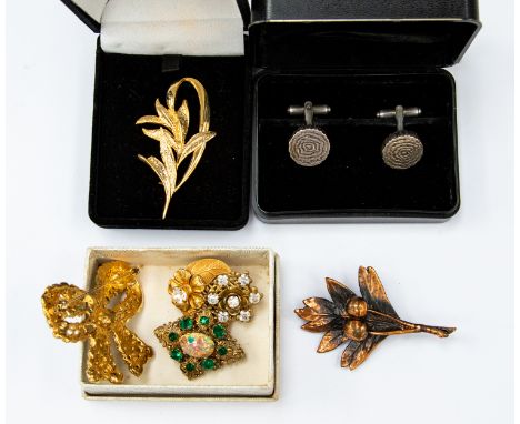 A Miriam Haskell brooch, a pair of silver  cufflinks, Birmingham, 1973 and four various vintage costume brooches Q