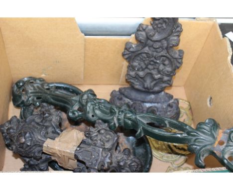 A box of assorted cast iron metalware, comprising stick stand base, door bracket, door handle, horse brasses, etc 