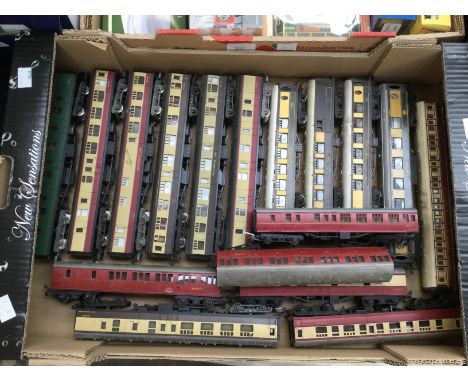 A tray of seventeen Triang and Lima 00 scale model railway coaches to include Pullmans