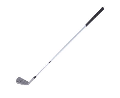 GOLF - TIGER WOODS Signierter Golfschläger der Marke Titleist. Die charakteristische Schlaufe beim ersten Buchstaben T von Ti