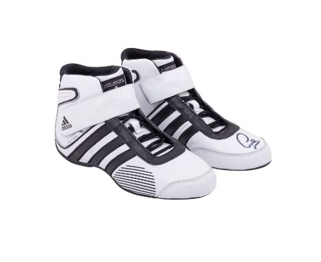 FORMEL 1 - LEWIS HAMILTON, Paar Adidas Daytona "Driver Boots", beide (!) Schuhe original signiert mit Karton. Im beiliegenden