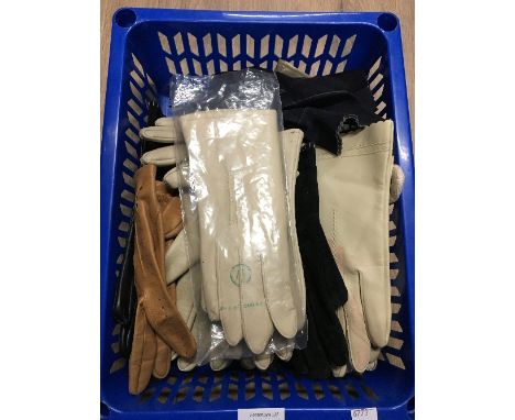 1 BOX OF VINTAGE LADIES GLOVES