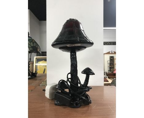 TIFFANY STYLE TABLE LAMP