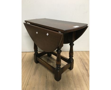 VINTAGE SMALL OAK DROP LEAF OCCASIONAL TABLE