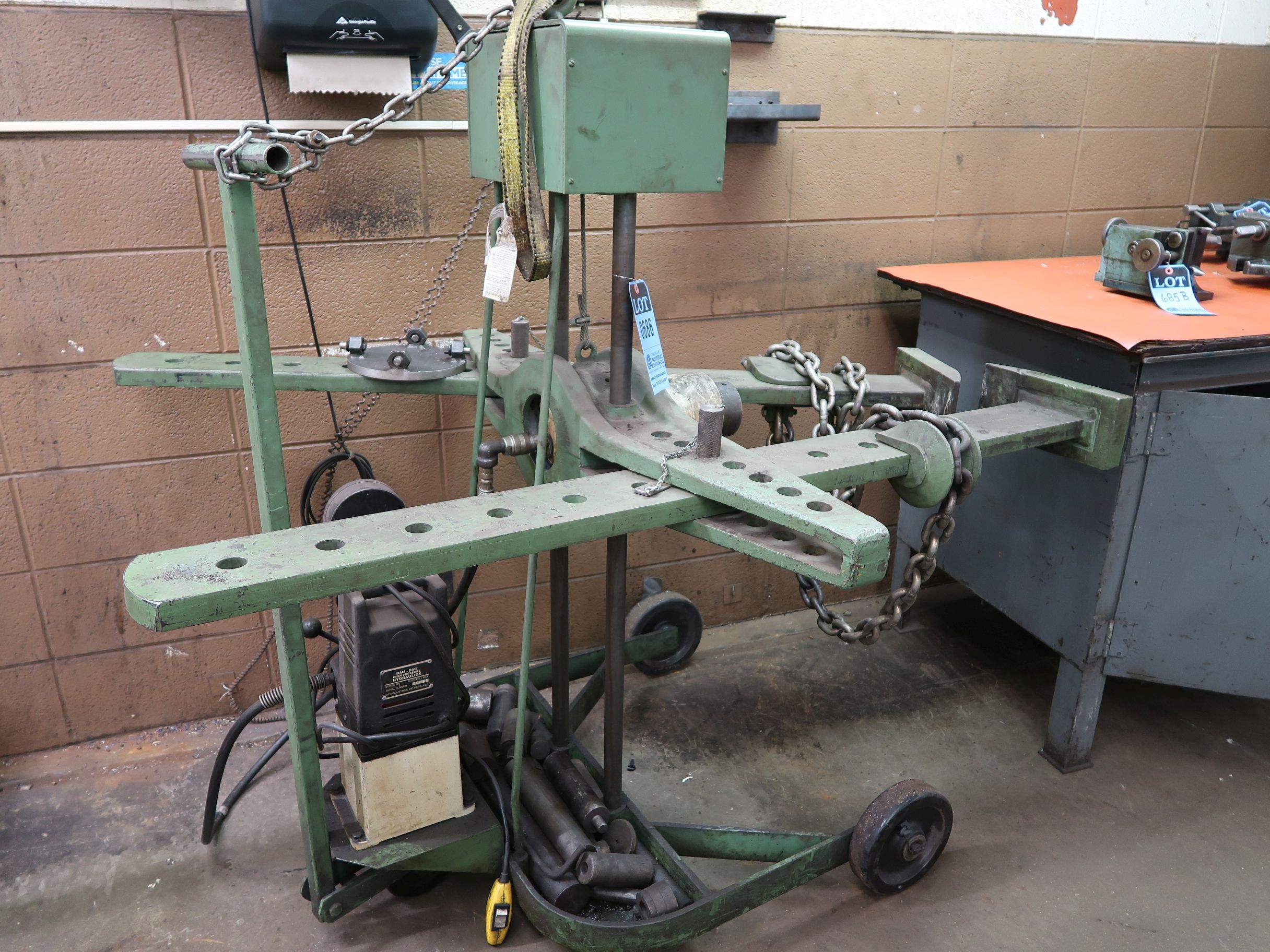 60 TON INDUSTRIAL ENGINEERING PORTABLE HYDRAULIC PULLER; S/N 8050