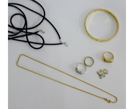 A mixed lot to include a 9 carat gold wedding band, 18 carat gold chain necklace,  gilt metal and inset crystal bangle, a sma