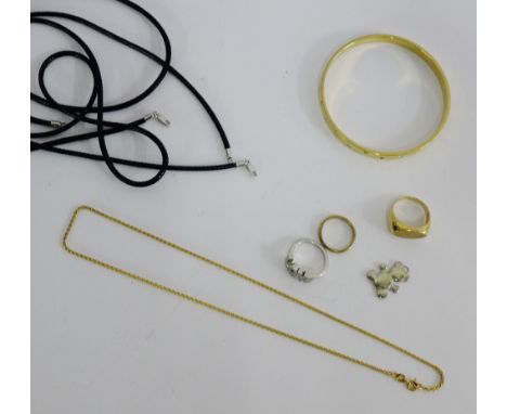 A mixed lot to include a 9 carat gold wedding band, 18 carat gold chain necklace,  gilt metal and inset crystal bangle, a sma