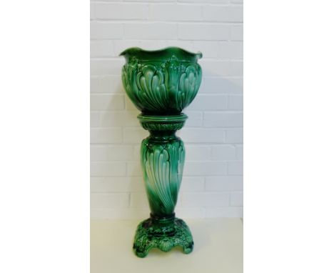 A Majolica green glazed Tudor jardiniere planter and stand, (2) 