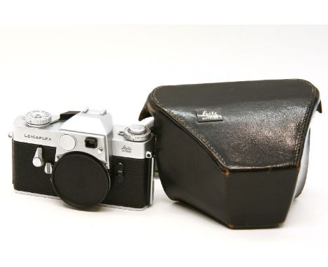 A Leicaflex camera, no. 1170547, in leather case, and a Leitz Wetzlar Elmarit - R. 1  2.8 / 90 lens, no. 2414367 with cap in 