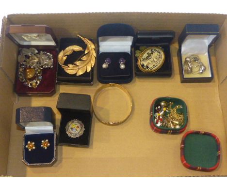 Silver gilt bangle, costume jewellery, etc