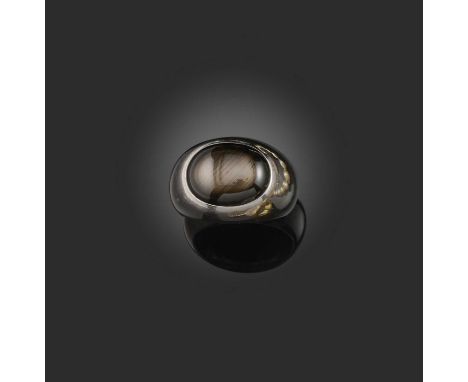 A sapphire gold ring, the cabochon sapphire set in polished white gold mount, stamped 750 and maker's mark, size P, 25g