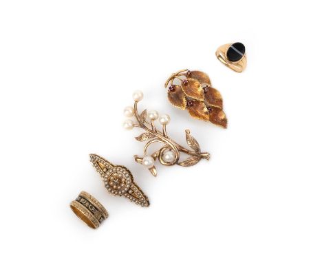 A collection of gold jewels, comprising: a Georgian 18ct gold and enamel mourning ring reading 'In Memory Of', size N1/2, Bri