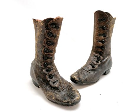 Pair of Victorian child leather boots with button closure - 16cm long 19cm high Condition report1 button missing otherwise in