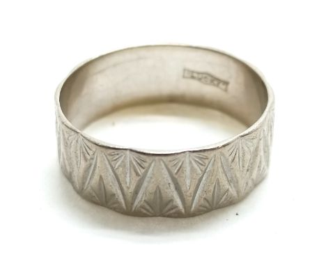 18ct hallmarked white gold band (marked "Lucky" inside shank &amp; size N &amp; 4g) t/w 9ct hallmarked gold signet ring (size