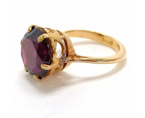 18ct marked gold purple stone - tourmaline? ring - size K &amp; 5.8g total weight 