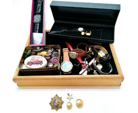 Qty of watches (mostly quartz - for spares / repairs) t/w qty of vintage buttons, military cap badge etc - WE CANNOT GUARANTE
